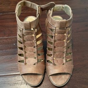 Gently worn in good condition. 💕 Soft and Comfy